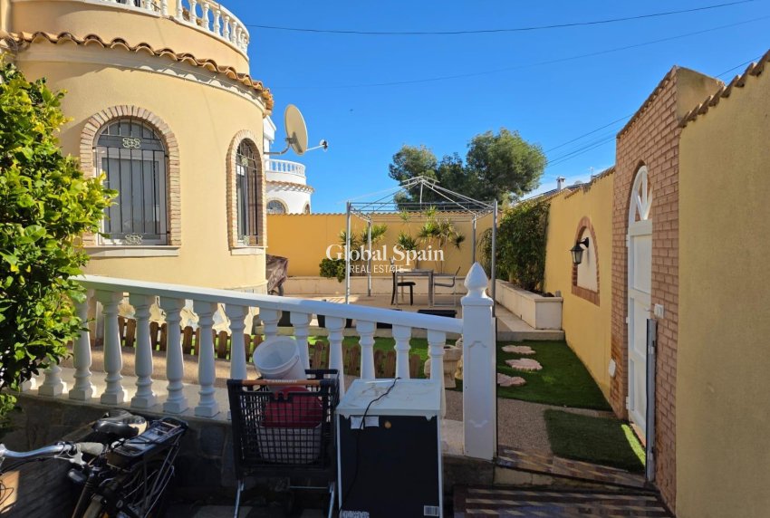 Odsprzedaż - WILLA  -
ORIHUELA COSTA - VILLAMARTÍN