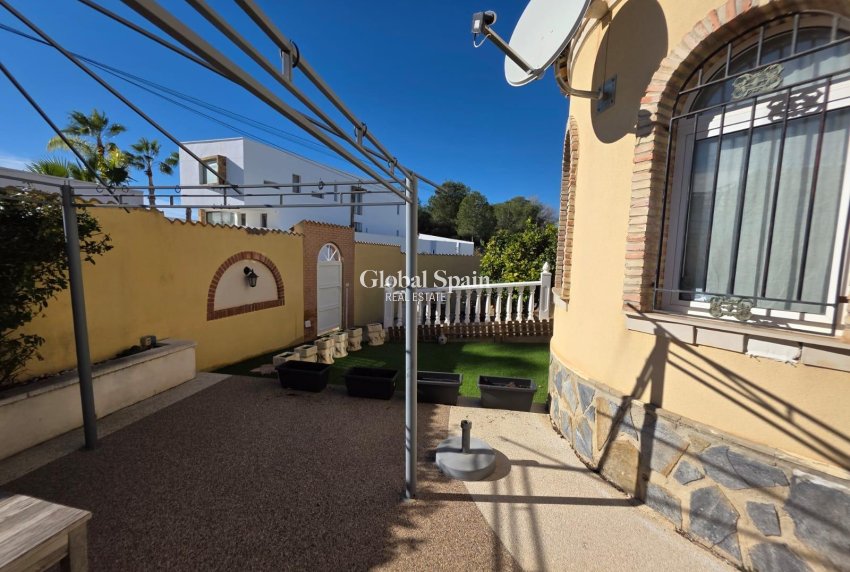 Odsprzedaż - WILLA  -
ORIHUELA COSTA - VILLAMARTÍN
