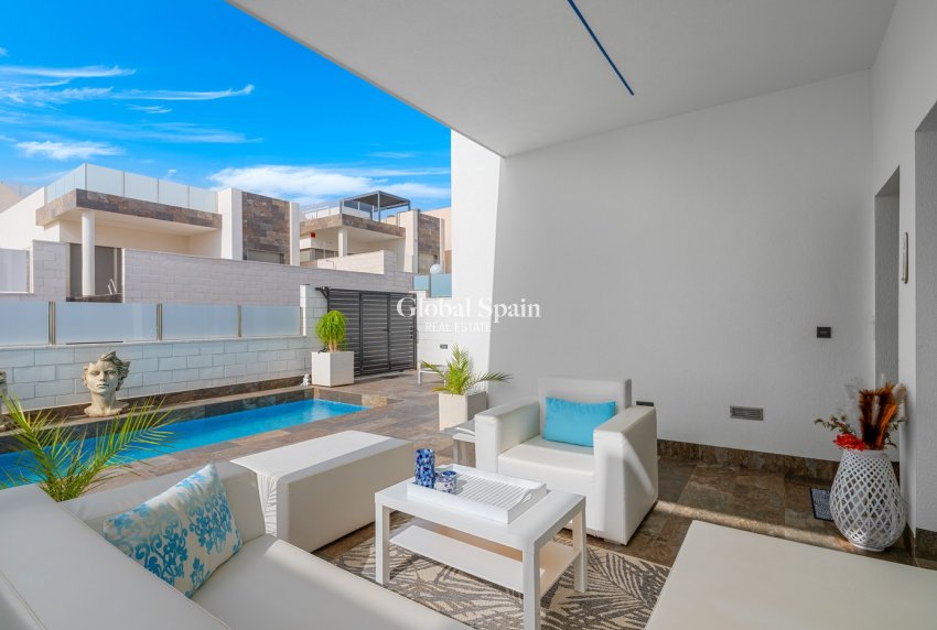 Odsprzedaż - WILLA  -
ORIHUELA COSTA - VILLAMARTÍN