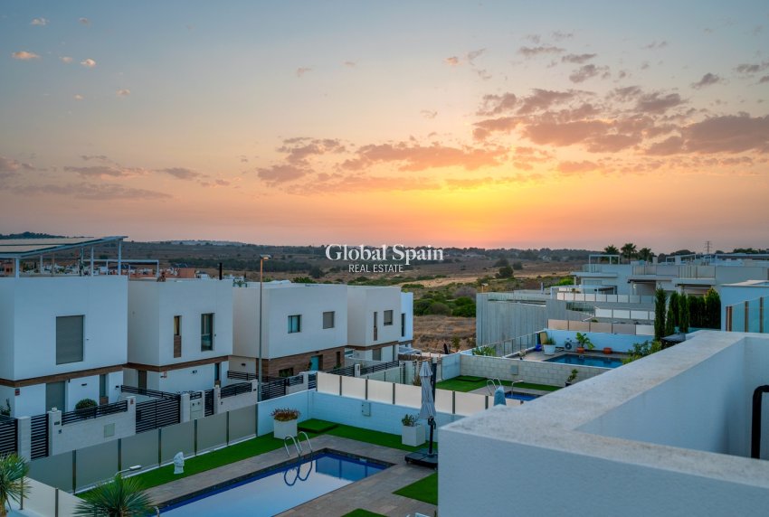 Odsprzedaż - WILLA  -
ORIHUELA COSTA - VILLAMARTÍN