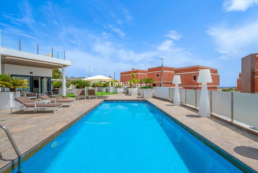 Odsprzedaż - WILLA  -
ORIHUELA COSTA - VILLAMARTÍN