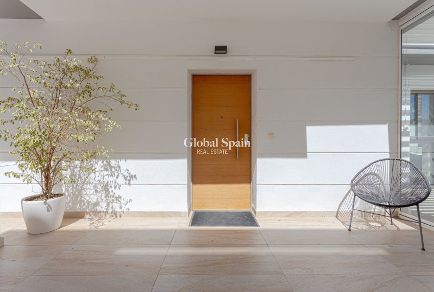 Odsprzedaż - WILLA  -
ORIHUELA COSTA - 