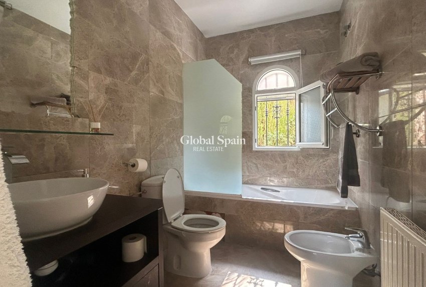 Odsprzedaż - WILLA  -
ORIHUELA COSTA - 