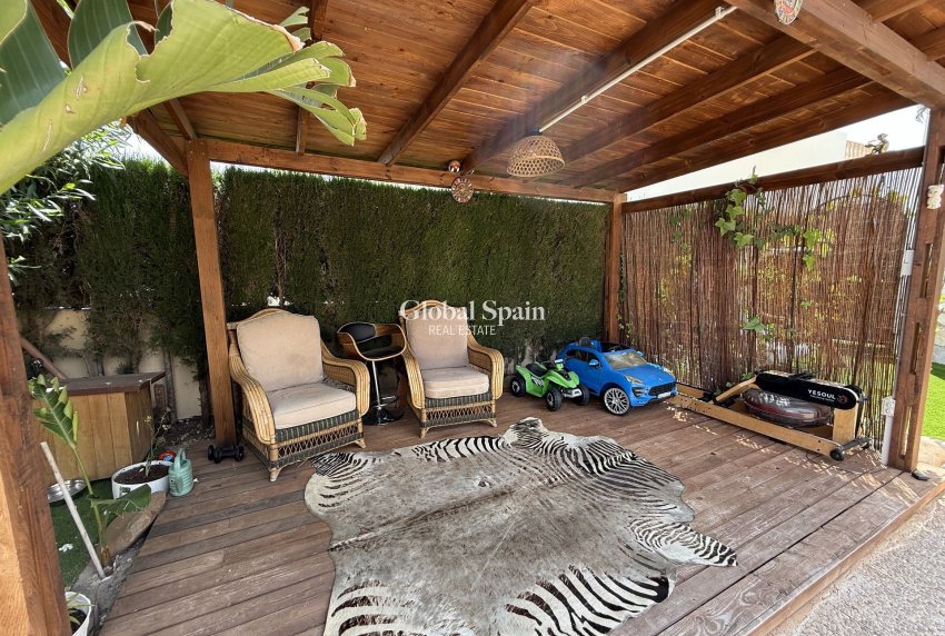 Odsprzedaż - WILLA  -
ORIHUELA COSTA - 