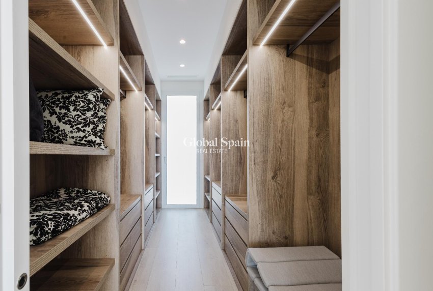 Odsprzedaż - WILLA  -
ORIHUELA COSTA - 