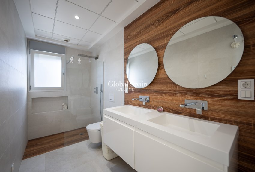 Odsprzedaż - WILLA  -
ORIHUELA COSTA - 