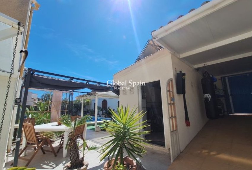 Odsprzedaż - WILLA  -
ORIHUELA COSTA - 