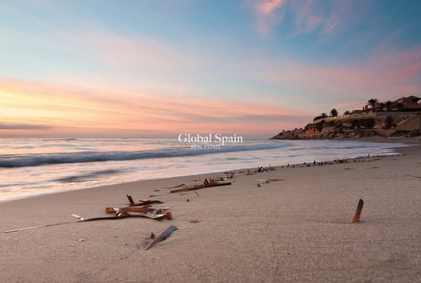 Odsprzedaż - WILLA  -
ORIHUELA COSTA - 