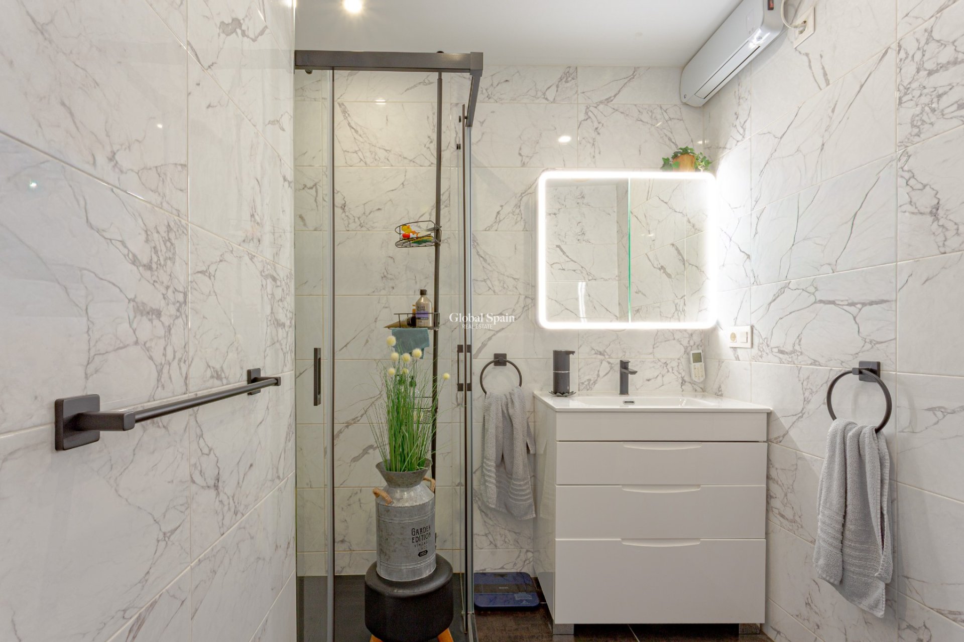 Odsprzedaż - WILLA  -
ORIHUELA COSTA - 