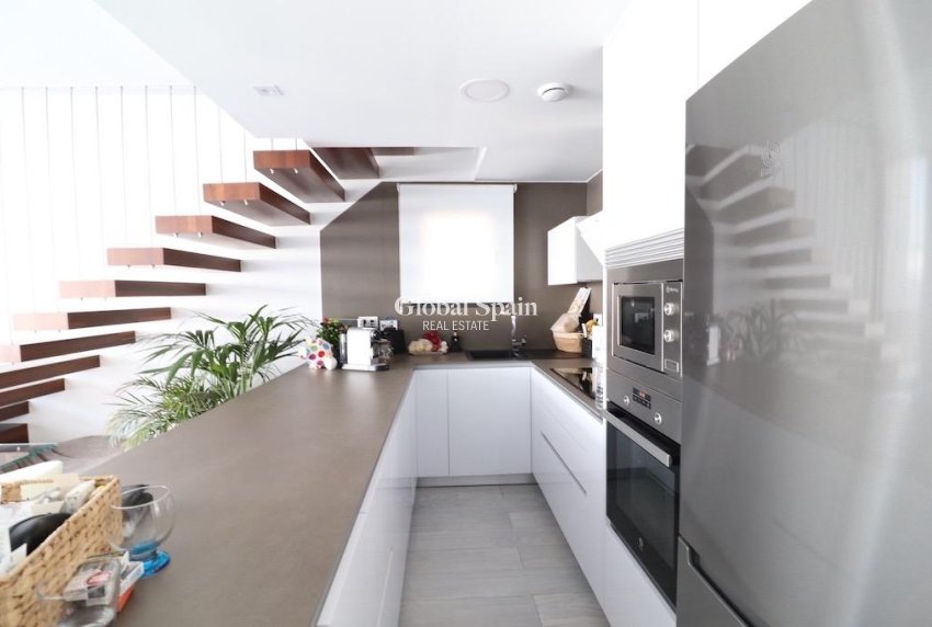 Odsprzedaż - WILLA  -
ORIHUELA COSTA - 