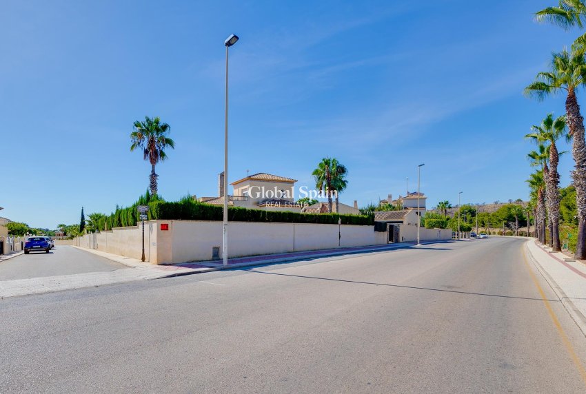 Odsprzedaż - WILLA  -
ORIHUELA COSTA - 
