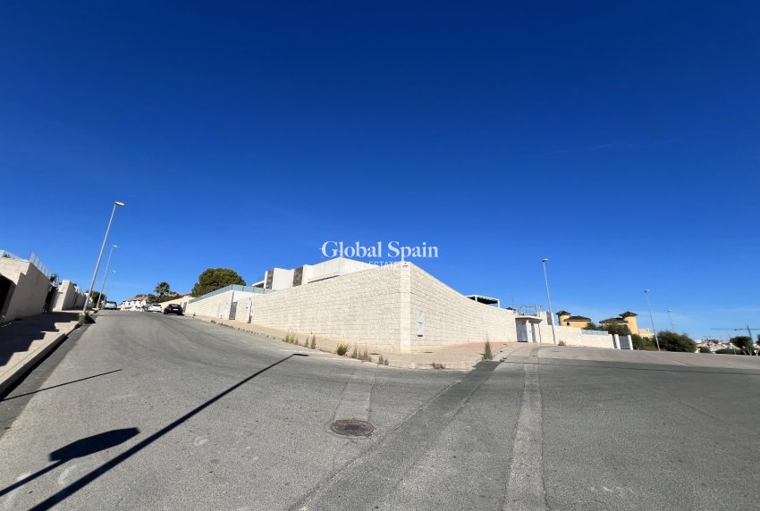 Odsprzedaż - WILLA  -
ORIHUELA COSTA - 