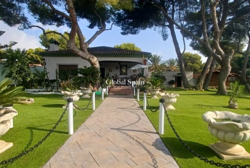 Odsprzedaż - WILLA  -
ORIHUELA COSTA - 