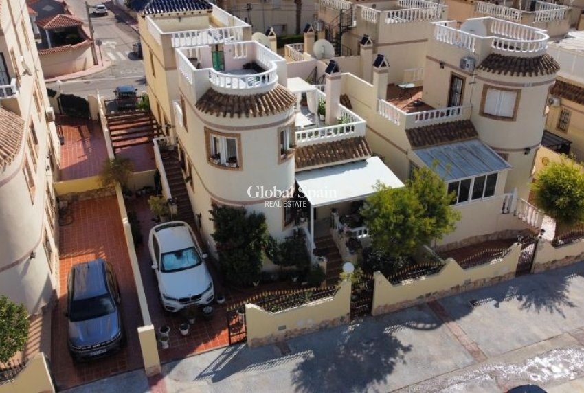 Odsprzedaż - WILLA  -
ORIHUELA COSTA - 