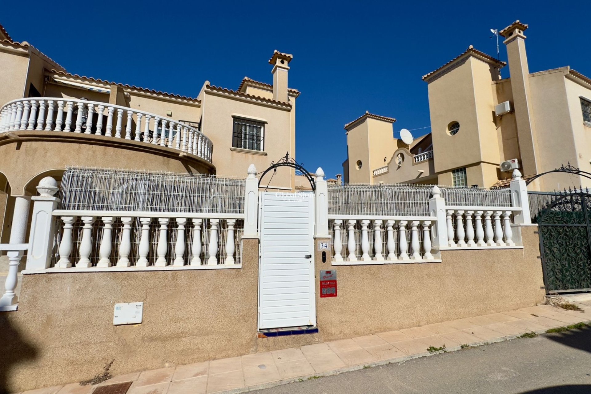 Odsprzedaż - WILLA  -
ORIHUELA COSTA - 