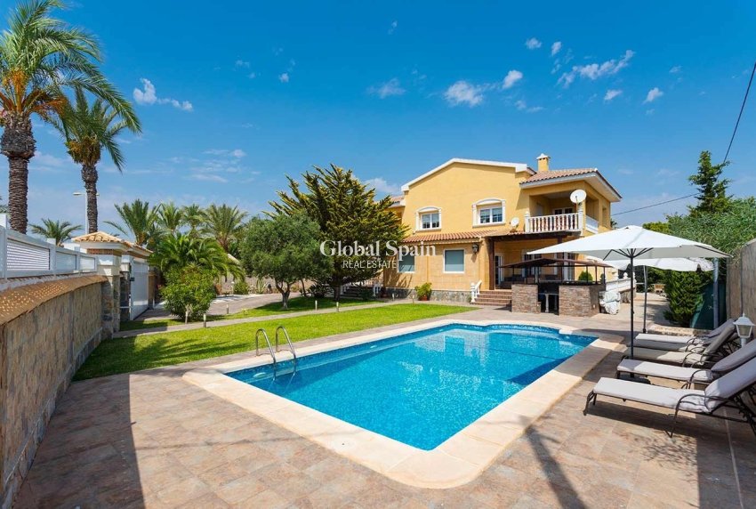 Odsprzedaż - WILLA  -
ORIHUELA COSTA - 