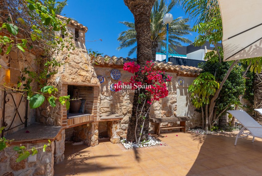 Odsprzedaż - WILLA  -
ORIHUELA COSTA - 