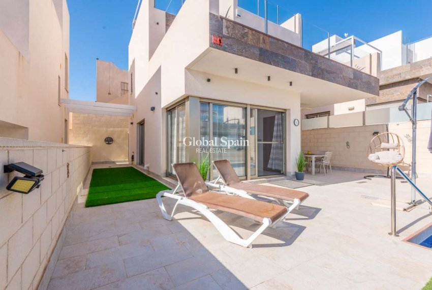 Odsprzedaż - WILLA  -
ORIHUELA COSTA - 