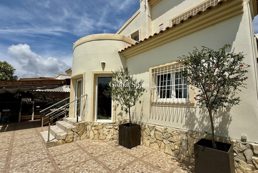 Odsprzedaż - WILLA  -
ORIHUELA COSTA - 