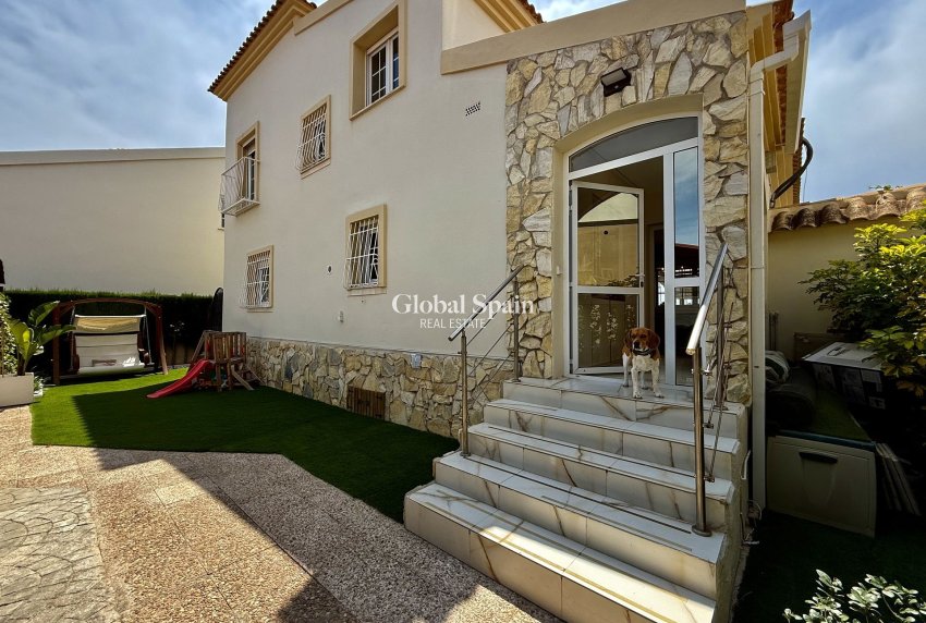 Odsprzedaż - WILLA  -
ORIHUELA COSTA - 