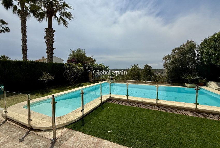 Odsprzedaż - WILLA  -
ORIHUELA COSTA - 