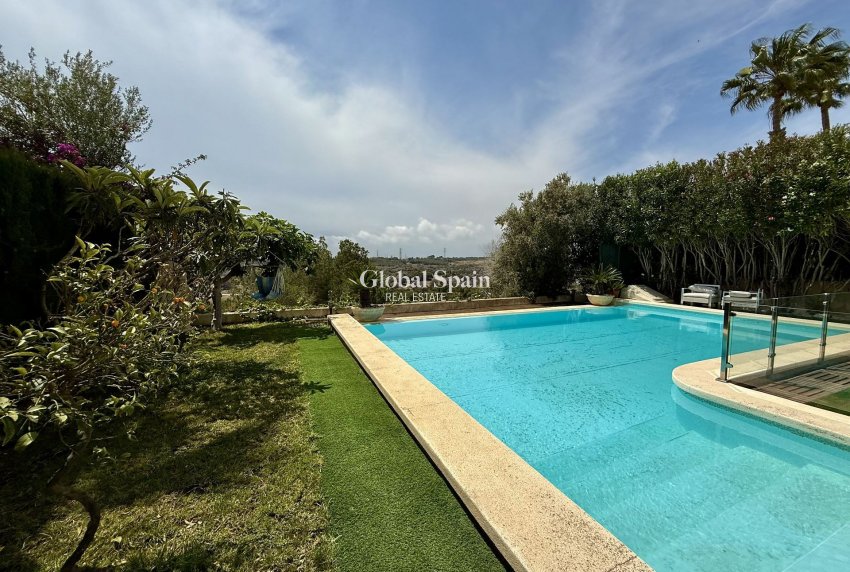 Odsprzedaż - WILLA  -
ORIHUELA COSTA - 