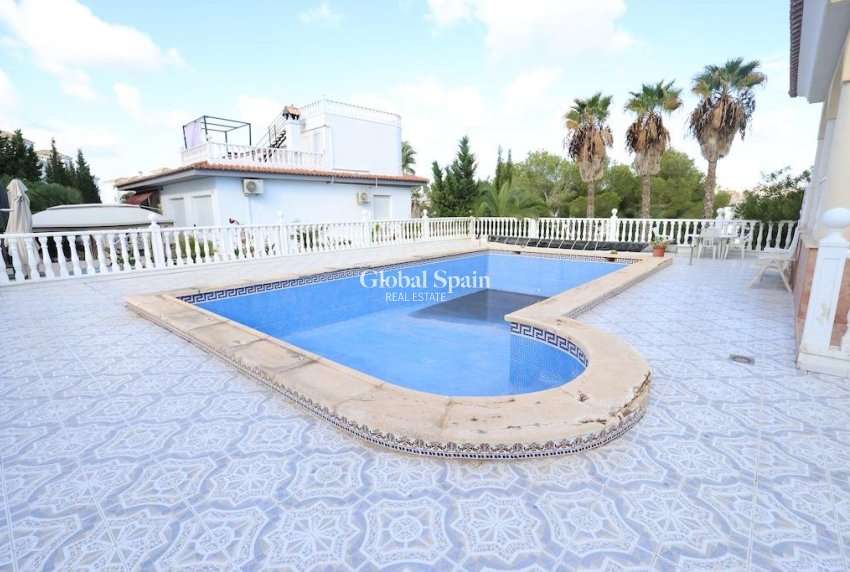 Odsprzedaż - WILLA  -
ORIHUELA COSTA - 