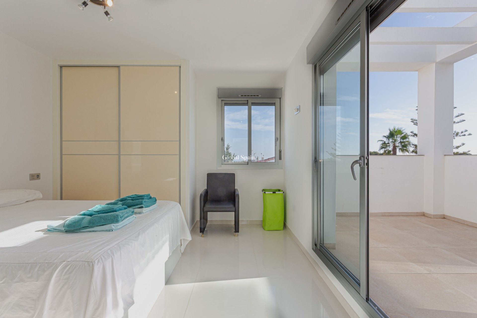 Odsprzedaż - WILLA  -
ORIHUELA COSTA - 