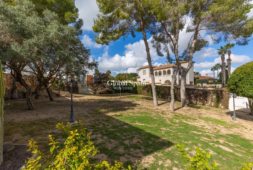 Odsprzedaż - WILLA  -
ORIHUELA COSTA - 