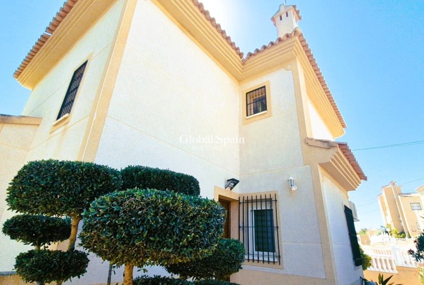 Odsprzedaż - WILLA  -
ORIHUELA COSTA - 