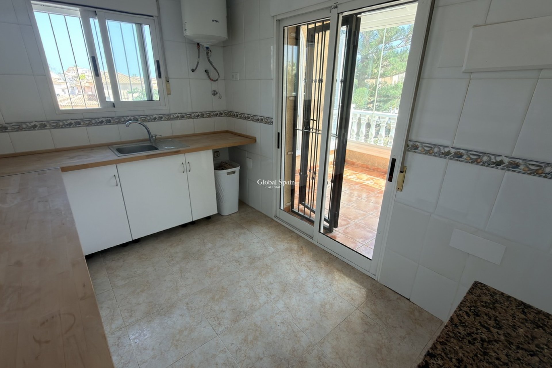 Odsprzedaż - WILLA  -
ORIHUELA COSTA - 