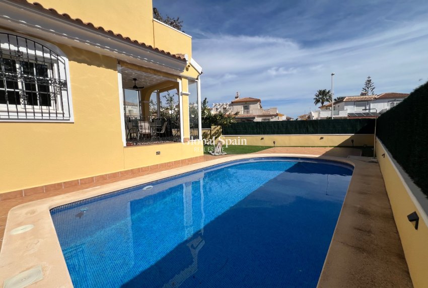 Odsprzedaż - WILLA  -
ORIHUELA COSTA - 