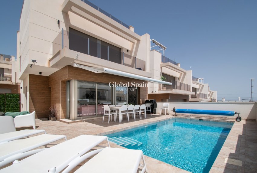 Odsprzedaż - WILLA  -
ORIHUELA COSTA - 