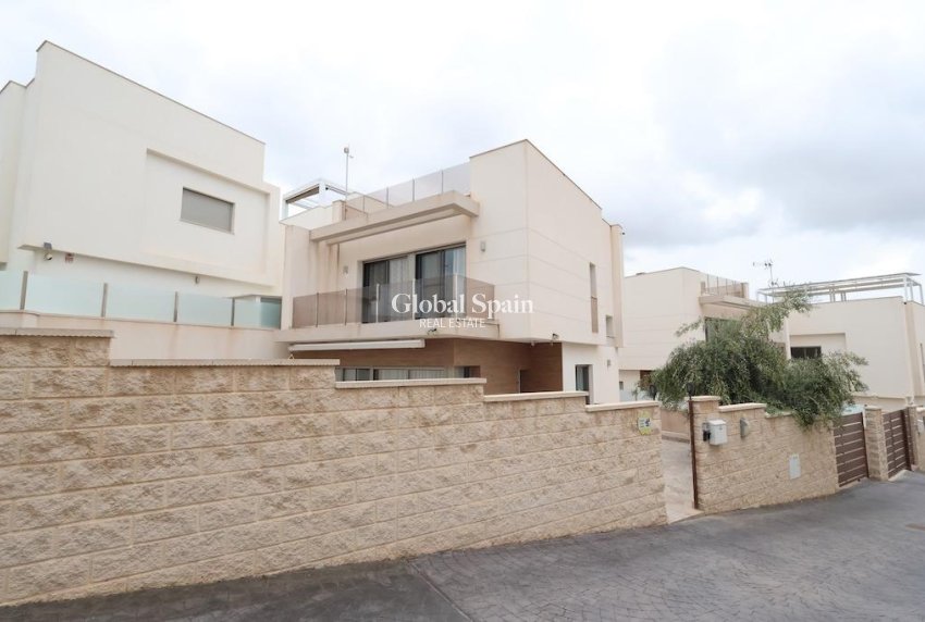 Odsprzedaż - WILLA  -
ORIHUELA COSTA - 