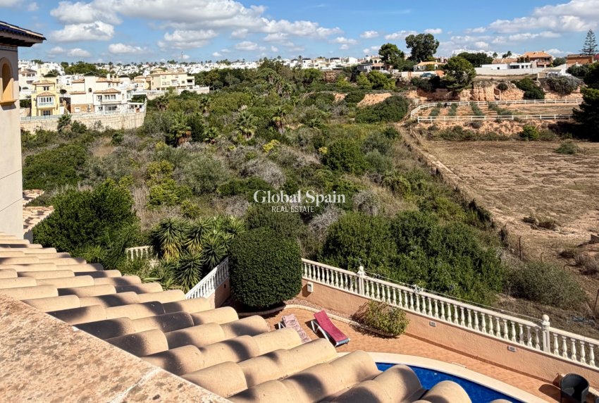 Odsprzedaż - WILLA  -
ORIHUELA COSTA - 