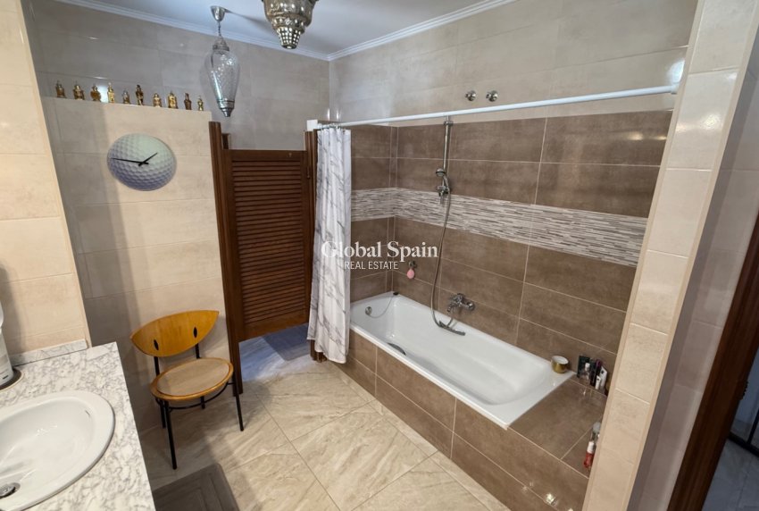 Odsprzedaż - WILLA  -
ORIHUELA - Inland