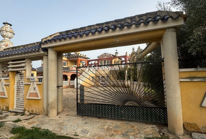 Odsprzedaż - WILLA  -
ORIHUELA - La Campaneta