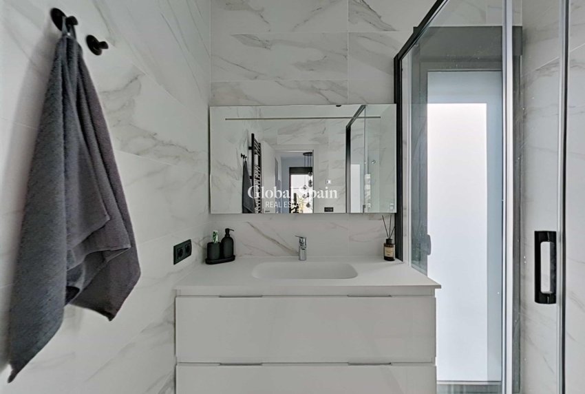 Odsprzedaż - WILLA  -
ORIHUELA - Las Colinas Golf