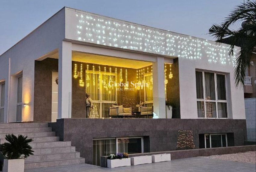 Odsprzedaż - WILLA  -
ORIHUELA - Urb. Montepinar