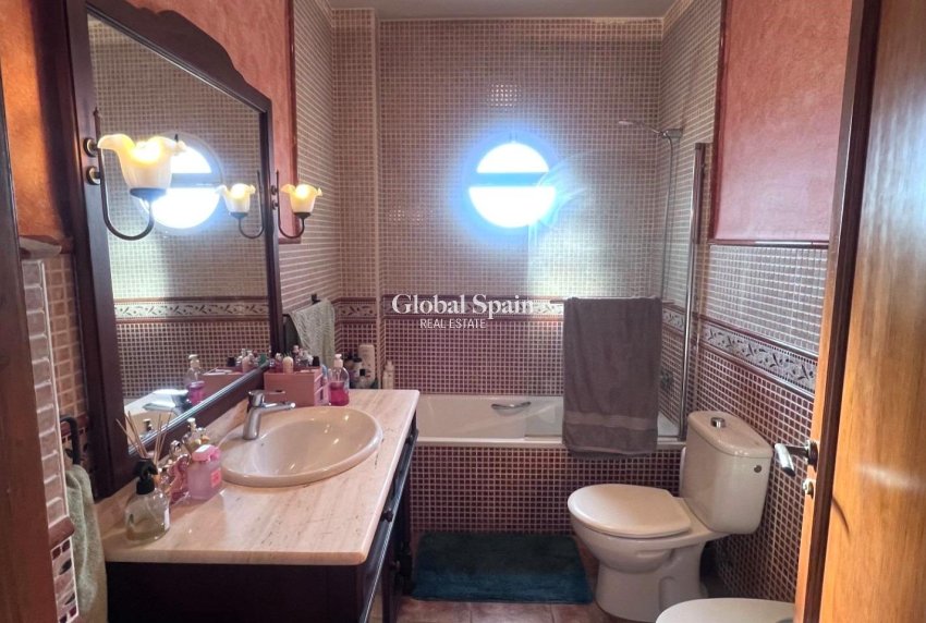 Odsprzedaż - WILLA  -
ORIHUELA - 