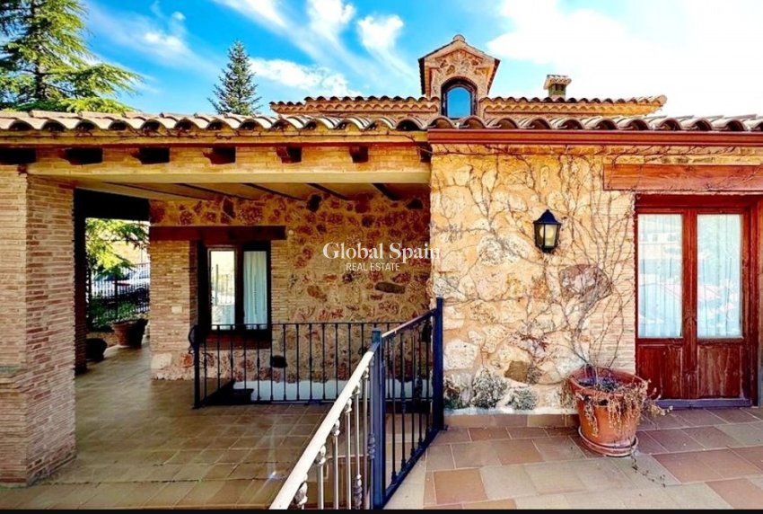 Odsprzedaż - WILLA  -
RIÓPAR - Riopar