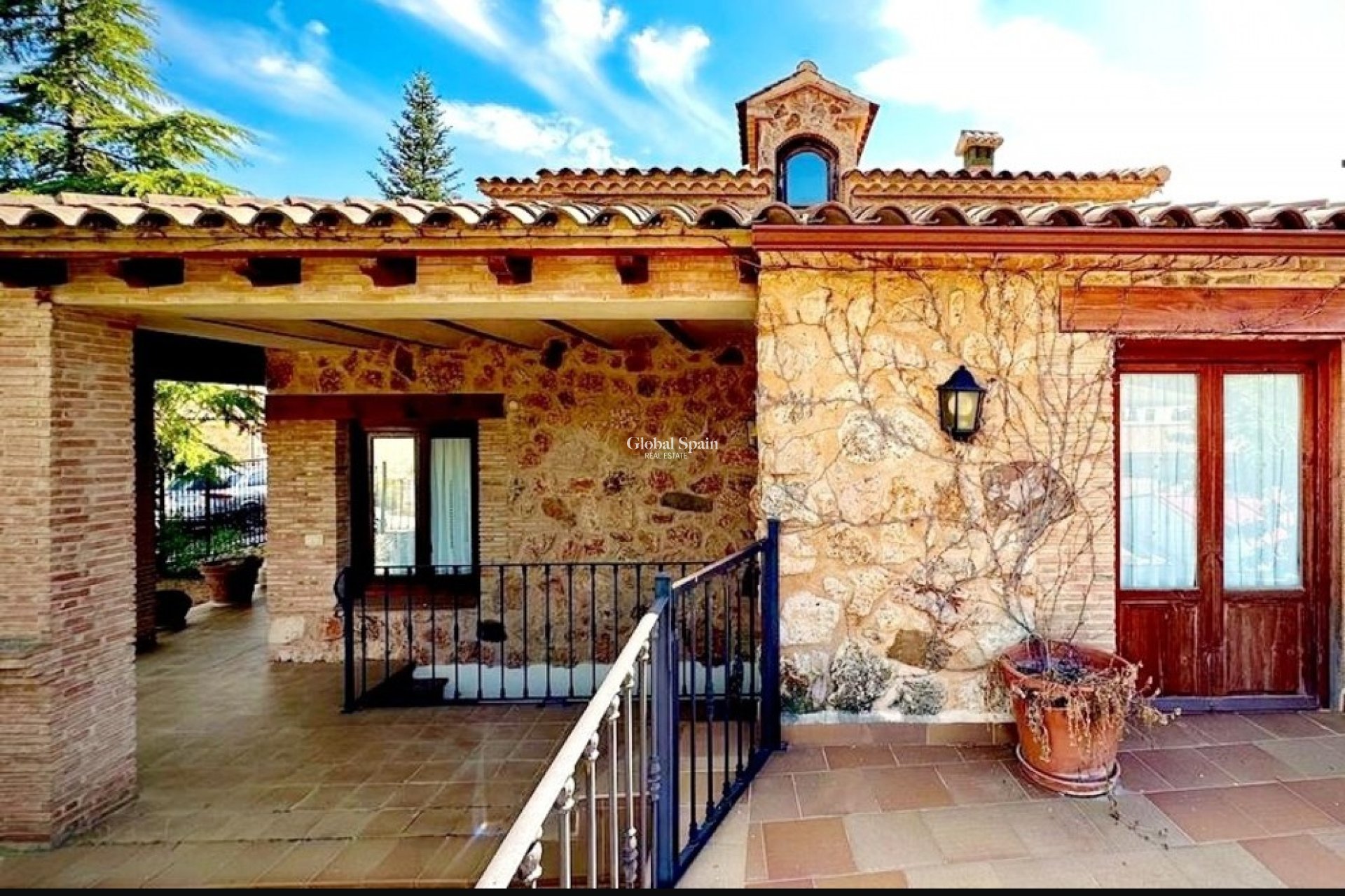 Odsprzedaż - WILLA  -
RIÓPAR - Riopar