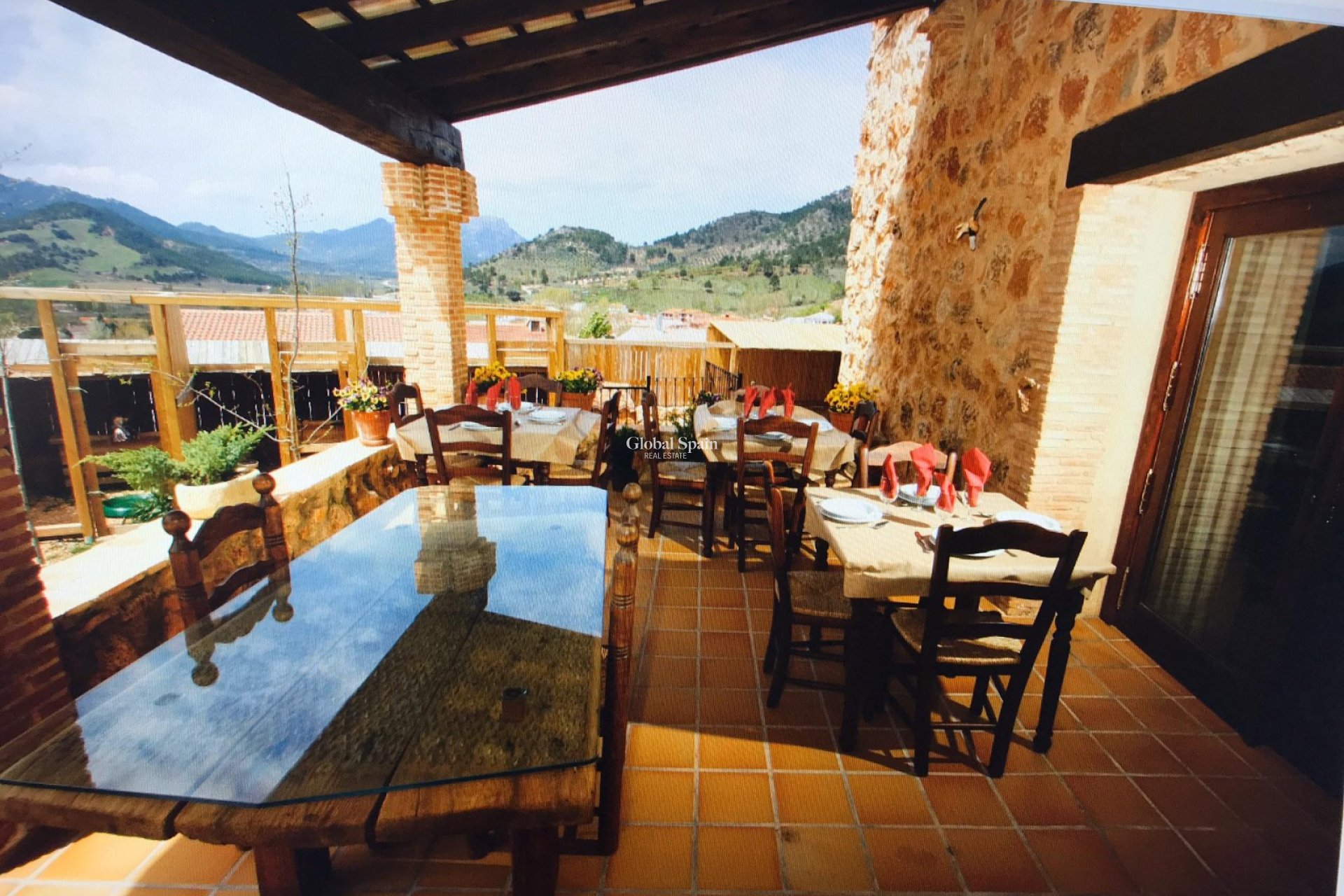 Odsprzedaż - WILLA  -
RIÓPAR - Riopar