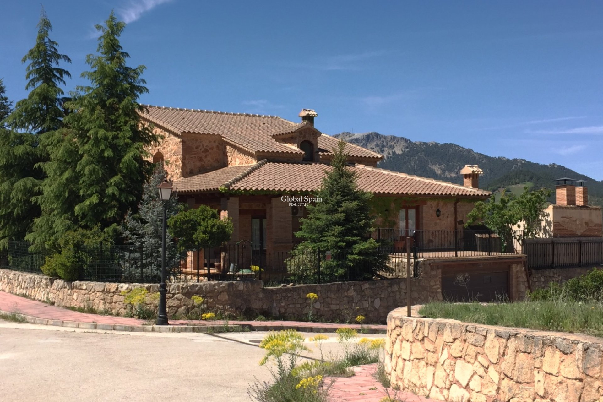 Odsprzedaż - WILLA  -
RIÓPAR - Riopar