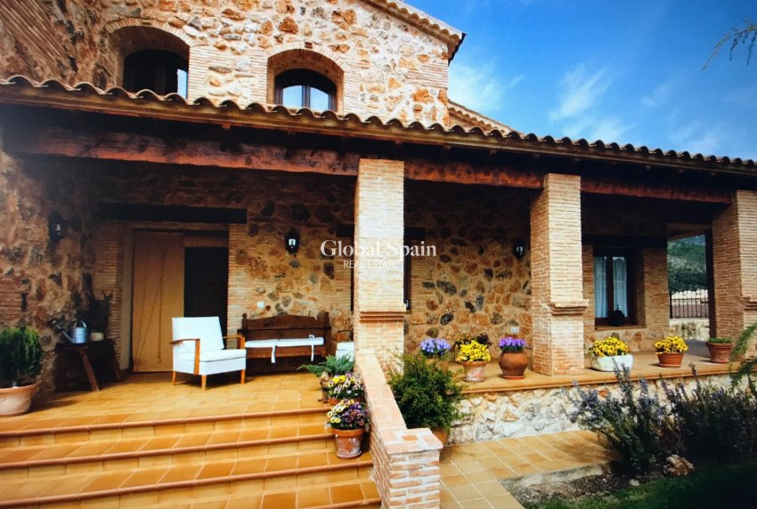 Odsprzedaż - WILLA  -
RIÓPAR - Riopar