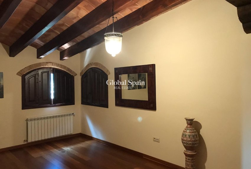 Odsprzedaż - WILLA  -
RIÓPAR - Riopar