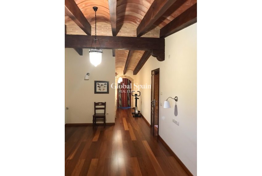 Odsprzedaż - WILLA  -
RIÓPAR - Riopar