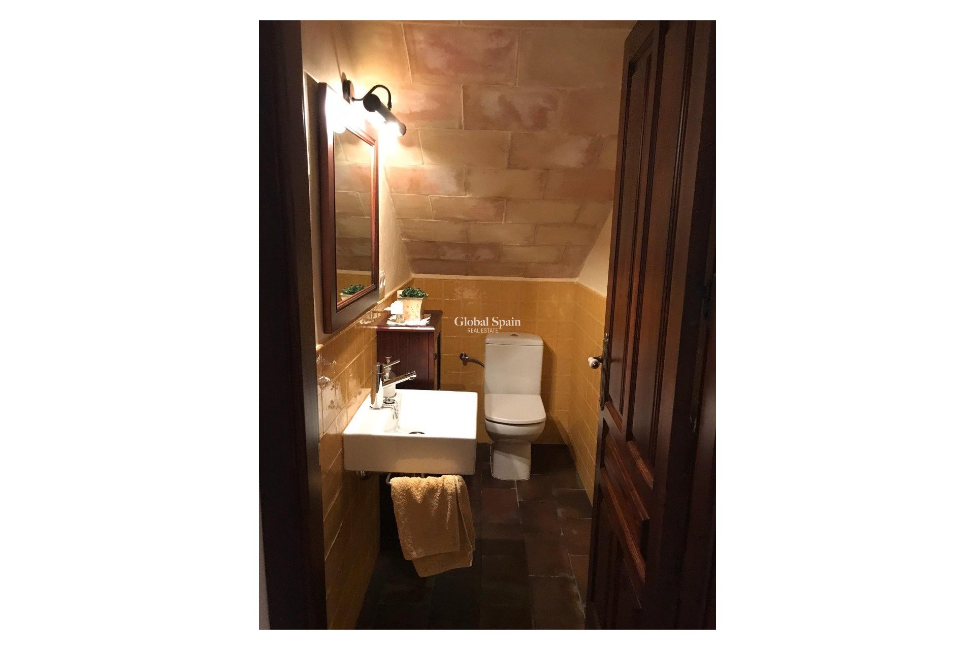 Odsprzedaż - WILLA  -
RIÓPAR - Riopar