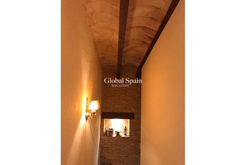 Odsprzedaż - WILLA  -
RIÓPAR - Riopar