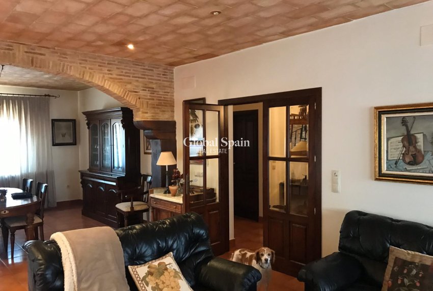 Odsprzedaż - WILLA  -
RIÓPAR - Riopar